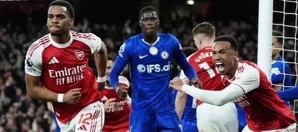 Arsenal câștigă din faze fixe și trimite un semnal în lupta la titlu